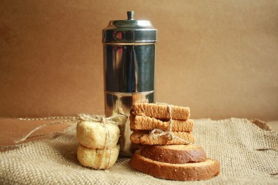 南印度传统过滤咖啡。概念咖啡时间咖啡过滤器和自制的黄油饼干