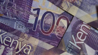 100肯尼亚先令钞票上一堆100先令钞票，俯视。