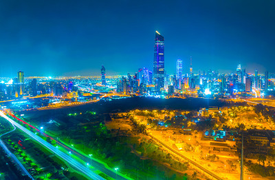 夜间鸟瞰科威特市中心，解放塔为主导。