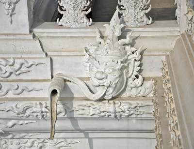 泰国清莱荣坤寺的泰国本土风格的巨型排水管雕像