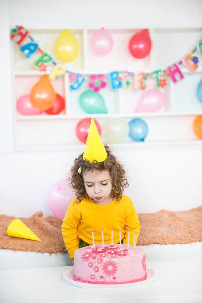 孩子吹灭生日蛋糕上的蜡烛