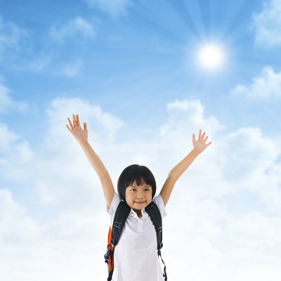 亚洲女学生在空中挥舞手臂
