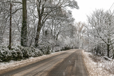 雪覆盖了道路