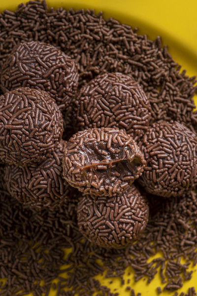 Brigadeiro。典型的巴西甜。一些准将在一个黄色的车牌