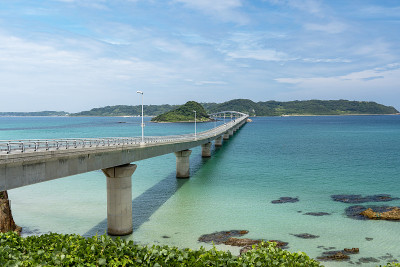 山口县的海啸桥，蓝天碧海环绕