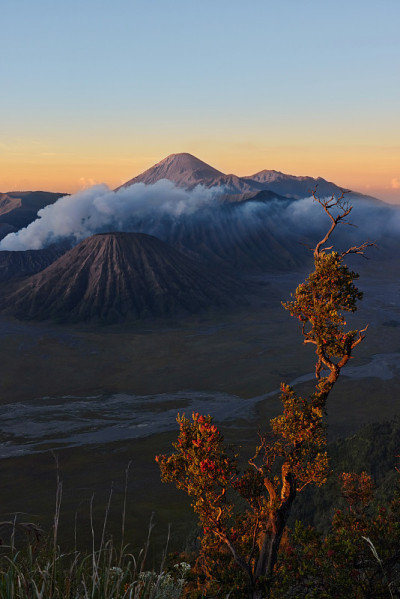 日落背后的烟雾火山，印度尼西亚