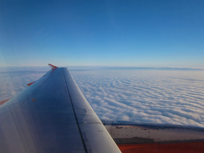 在天空中。在云