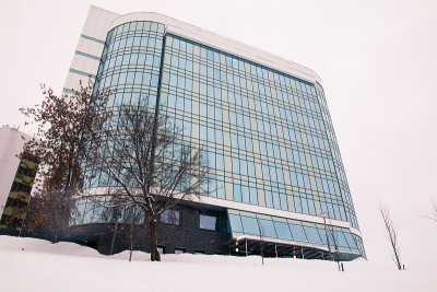 高大的建筑在冬天的一天和雪