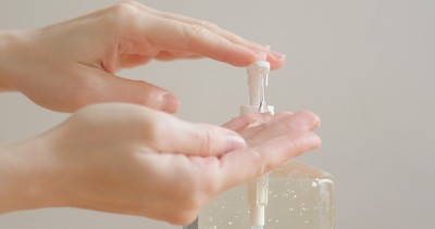 女性双手使用洗手液、凝胶泵、分配器、抗菌杀菌剂