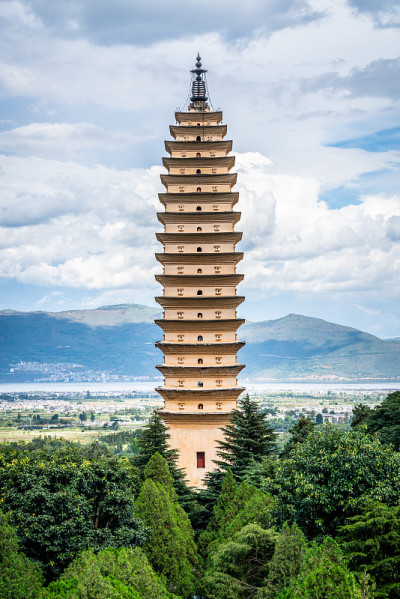 大理主塔的垂直视图称为千浔崇圣寺与水的倒影和蓝天在中国云南大理