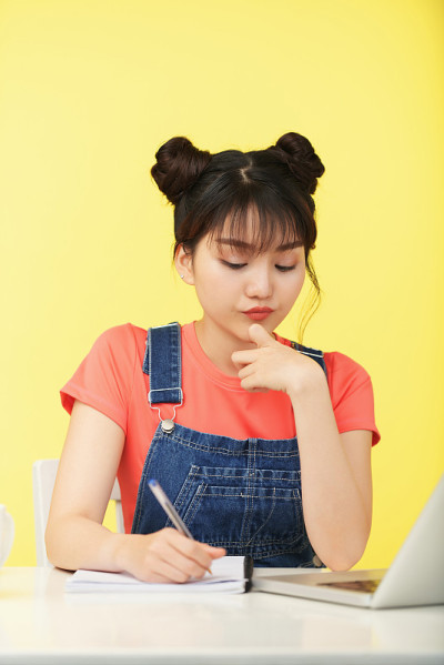 漂亮的年轻女人在抄写本