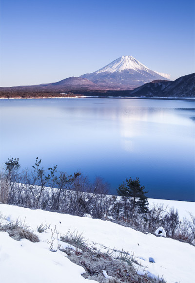 富士山和元津湖在冬季降雪