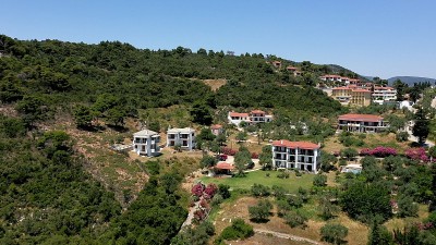 斯科佩洛斯岛南部斯塔菲洛斯镇的空中全景图，斯科佩洛斯岛，Magnesia，希腊。