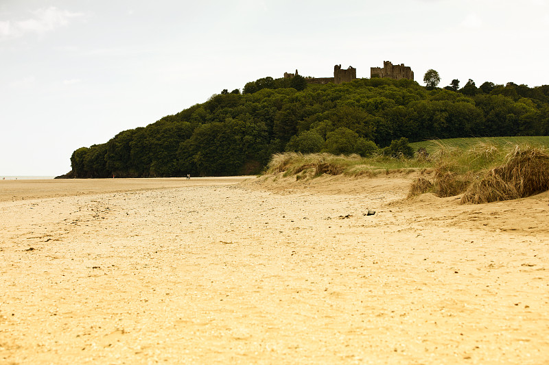 海滩上的Llansteffan城堡废墟