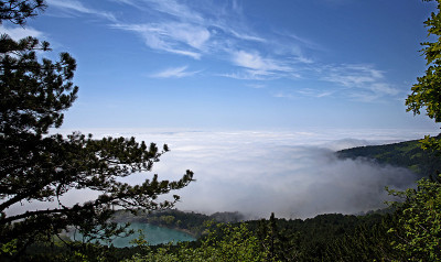 山中的湖