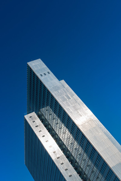 蓝天下的Dreischeibenhaus写字楼，Düsseldorf