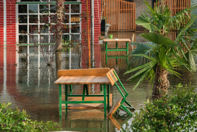 前院的雨水造成的水位上升，概念是恶劣的天气条件