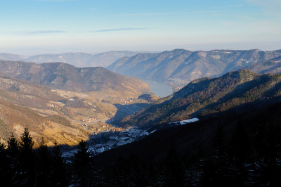 从多瑙河山谷的山上俯瞰