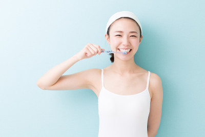 手持牙刷的女人