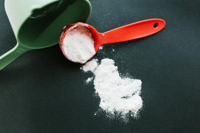 在俯视图中烹饪时使用的一套量杯或量匙