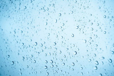 水滴在车窗上