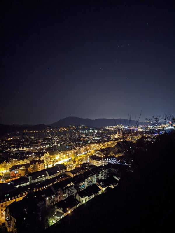 弗莱堡在布莱斯高夜晚