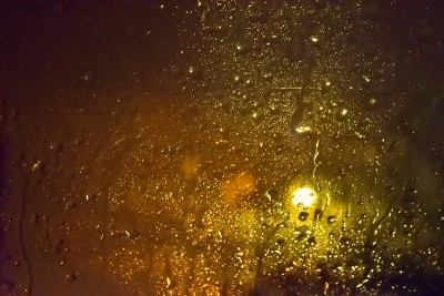 晚上玻璃上的雨