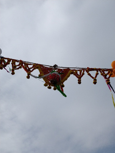 Dahi handi装饰鲜花悬挂在janmashtami gokulashtami节
