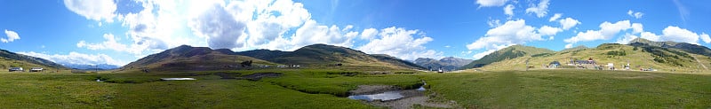 在贝雷帽的风景，山脉和动物的全景。瓦达阿兰，加泰罗尼亚比利牛斯。加泰罗尼亚