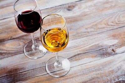 红、白葡萄酒和葡萄玻璃杯