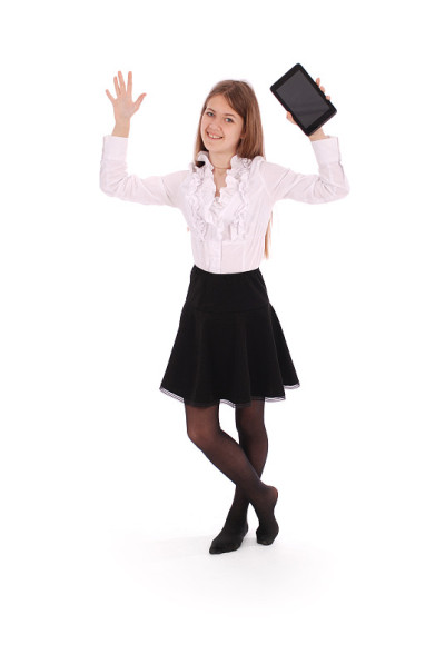 美丽的年轻女子手持数码平板电脑