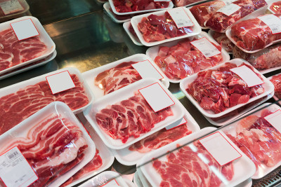 商店橱窗上的生肉片包装