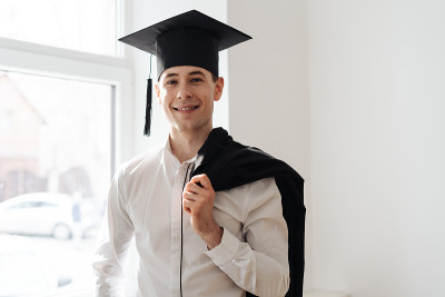 白种年轻人非常兴奋地接受他的学士学位