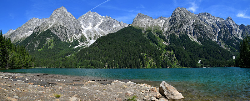 安索尔泽湖(意大利语:Lago di Anterselva)是意大利南蒂罗尔一个美丽的绿松石色湖泊