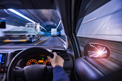 高速公路上行驶的汽车