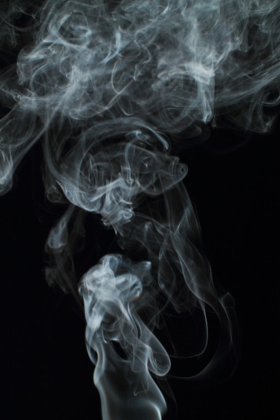 黑色背景上的白色烟雾纹理