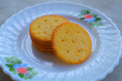靠近盘子上的饼干