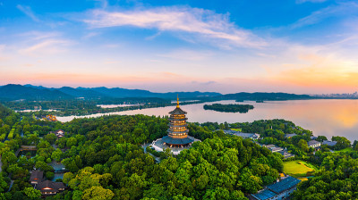 中国杭州日出时的雷峰塔景色。