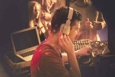 派对上的DJ