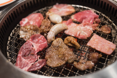 生牛肉和猪肉切片放在烤架上烧烤或日式烧肉