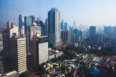 美丽的广角鸟瞰图的广州，广东，中国与天际线和风景以外的城市，从观景台