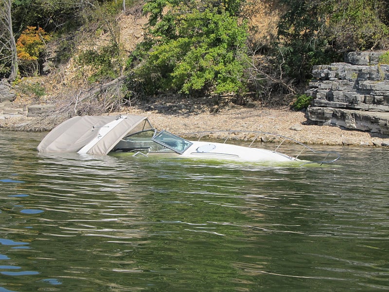 2011年10月，一艘船在Ky湖沉没