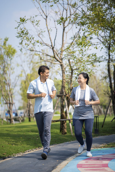 亚洲成熟的男人和女人在户外跑步。快乐成熟的夫妇在夏季运动跑步装备。