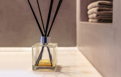 芦苇扩散在浴室，黑色棒在一个玻璃瓶，现代设计水疗中心室内细节。