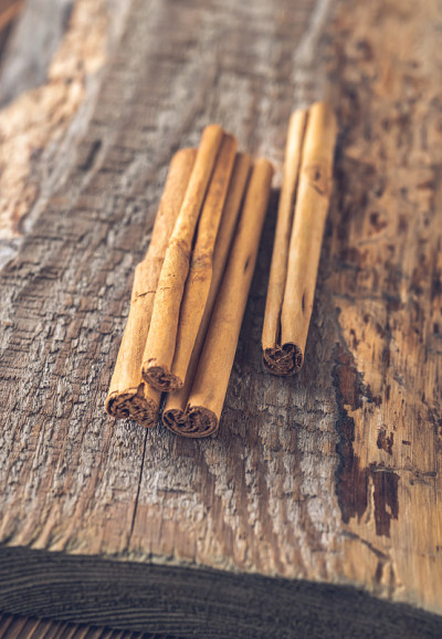 木制背景上的肉桂棒
