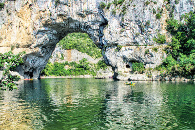 Vallon Pont d’arc，位于阿尔代什峡谷河上的天然岩石桥