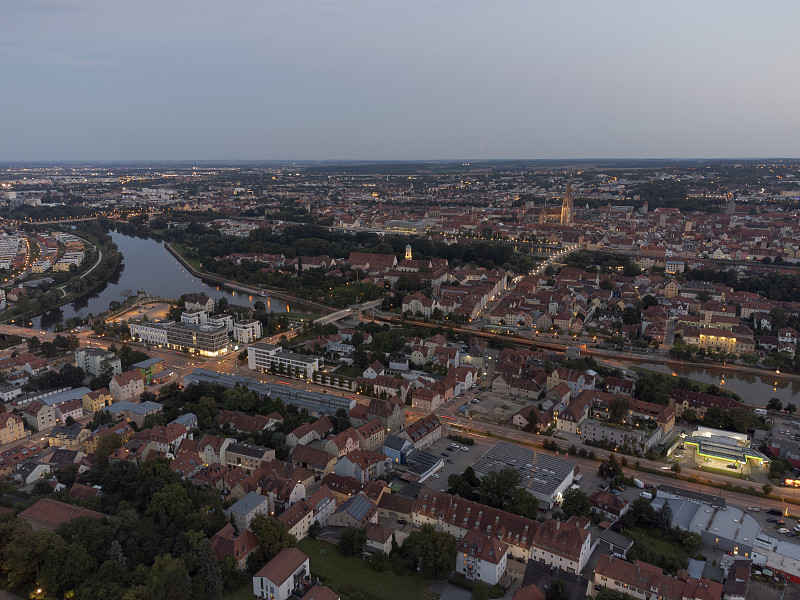 从空中俯瞰德国巴伐利亚州雷根斯堡(Regensburg)著名的天际线