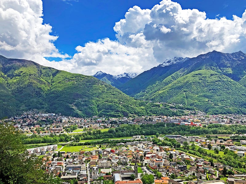 Bellinzona, Monte Carasso和Ticino河谷的全景