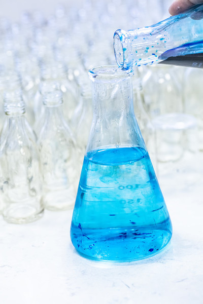 blue solution (methylene blue) in erlenmeyer, expe