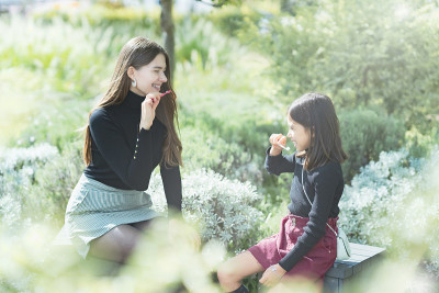 妈妈和女儿在刷牙